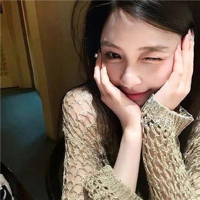 她在这里